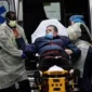 Sejumlah warga di sekitar Rumah Sakit Mount Sinai di Manhattan, New York City, Amerika Serikat, memberikan dukungan terhadap petugas medis, Senin (13/4) Foto: Reuters/Mike Segar