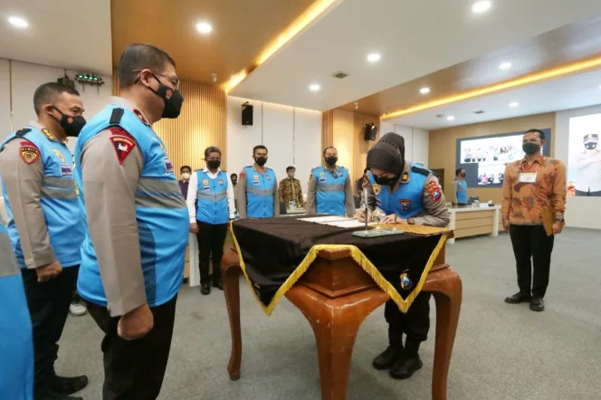 
					Wakapolda Jatim Pimpin Pakta Integritas dan Pengambilan Sumpah Seleksi SIPSS T.A 2022