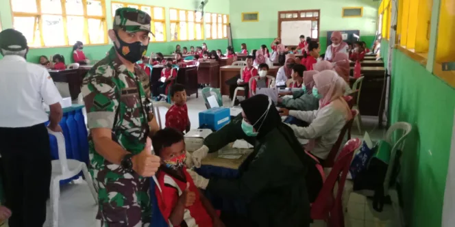 
					Babinsa Rogojampi Laksanakan Pendampingan Vaksinasi Covid-19
