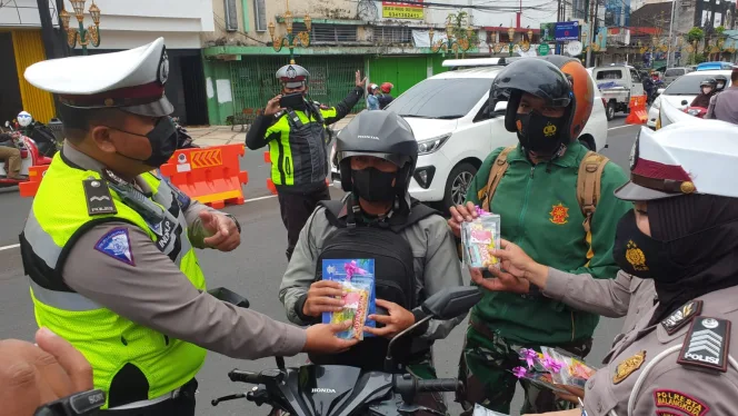 
					Polresta Malang Kampanyekan Prokes dan Disiplin Lalu-lintas pada Valentine Day