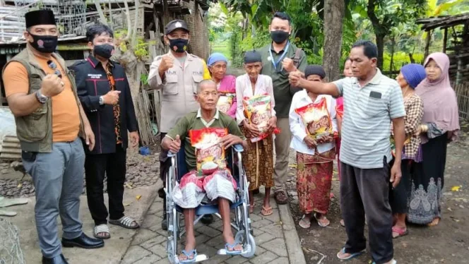
					Bhabinkamtibmas Polres Situbondo dan Persatuan Advokat Indonesia Pasuruan Wujudkan Mimpi Kakek Parto Miliki Kursi Roda