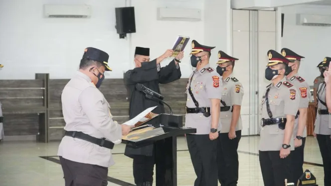 
					Wakapolres, Kabag Ops dan 6 Kapolsek Polres Bogor Dirotasi