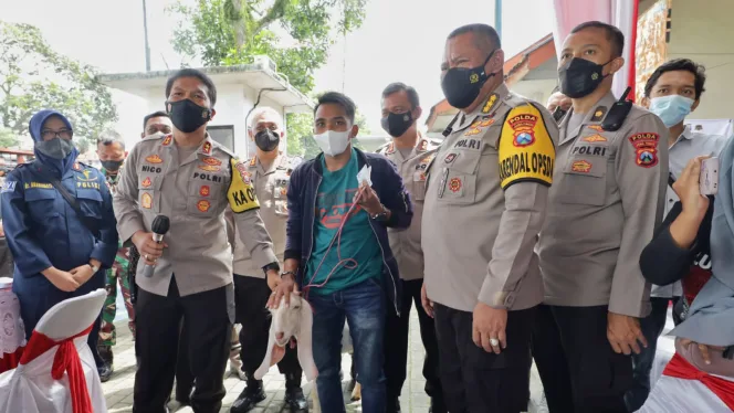 
					Kapolda Jatim Gelar Vaksinasi Presisi di Lumajang, Ada Doorprize Kambingnya