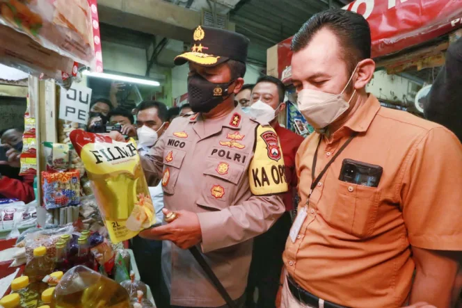 
					Kapolda Jatim bersama Forkopimda dan Satgas Pangan Jatim Cek Ketersediaan Minyak Goreng Curah dan Kemasan di Pasar Wonokromo-1