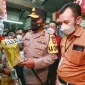 Kapolda Jatim bersama Forkopimda dan Satgas Pangan Jatim Cek Ketersediaan Minyak Goreng Curah dan Kemasan di Pasar Wonokromo-1