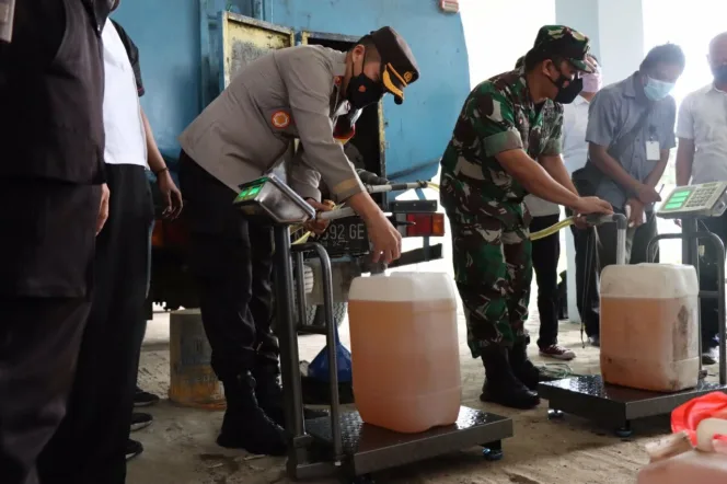 
					Kapolres Bojonegoro Pantau Operasi Pasar 10 Ribu Liter Minyak Goreng