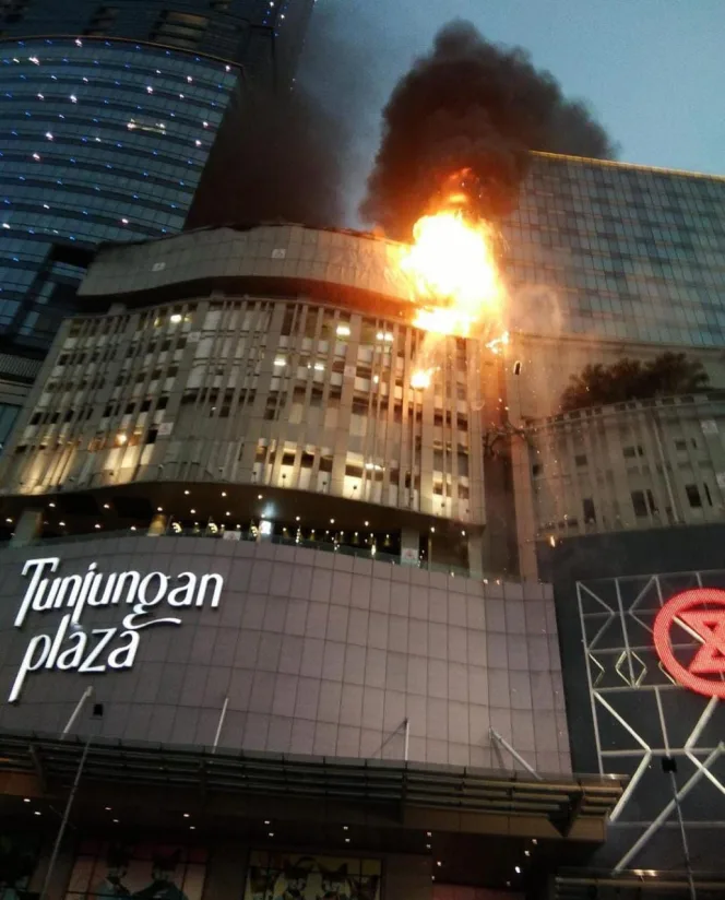 
					Tunjungan Plaza Surabaya Terbakar, Pengunjung Panik Keluar Mal