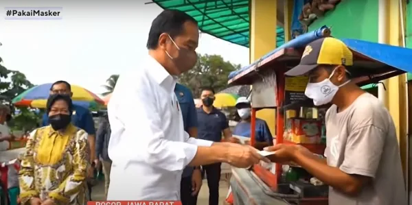 jokowi berikan bansos