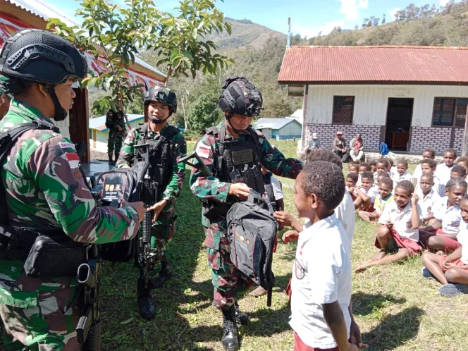 
					Yonif Raider 142/KJ Satgas Pamtas, Kunjungi SD YPK Polimo Kurima