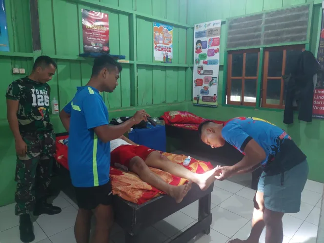
					Warga Kecelakaan, Personel Satgas Yonif 126/KC Beri Bantuan
