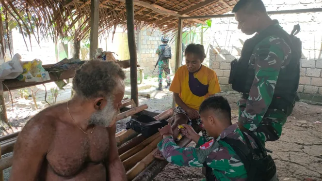 
					Satgas Yonif 126/KC Lakukan Pengobatan ke Rumah Warga