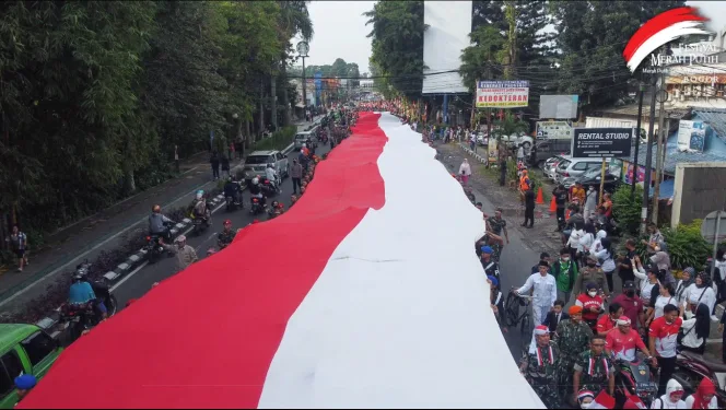 
					Bendera berukuran 100 meter diarak di sepanjang Kota Bogor