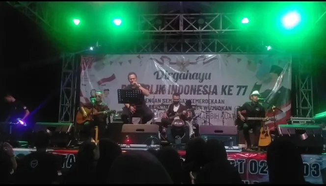 
					Unjuk Gigi di Gebyar HUT RI ke-77, Kades Tonjong Nur Hakim Bawakan Lima Lagu Jamrud
