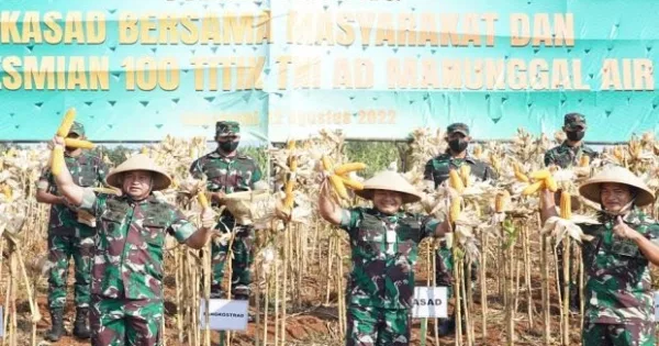 pangkostrad-dampingi-ksad-panen-jagung-dan-resmikan-100-titik-air-bersih-di-sukabumi-wgt
