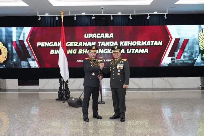
					Kepala Staff Angkatan Darat Terima Bintang Bhayangkara Utama