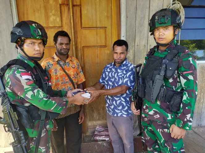 
					Jalin Silaturahmi, Satgas Pamtas Yonif Raider 142/KJ Temui Tokoh Adat