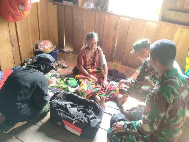 
					Warga Sakit,  Didatangi Dan Diobati Tim Kesehatan Satgas Yonif 126/KC