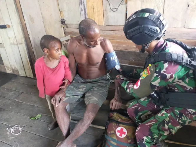 
					Kelilingi Kampung, Satgas Pamtas Yonif Raider 142/KJ Lakukan Ini