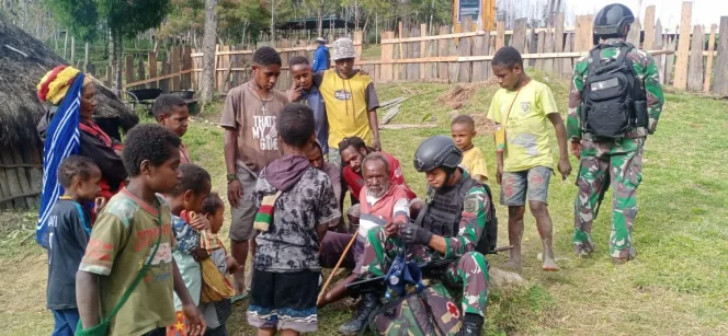 
					Tim Kesehatan Pos Makki, Satgas Yonif Mekanis 203/AK Berikan Pelayanan Kesehatan Di Pegunungan Tengah Papua