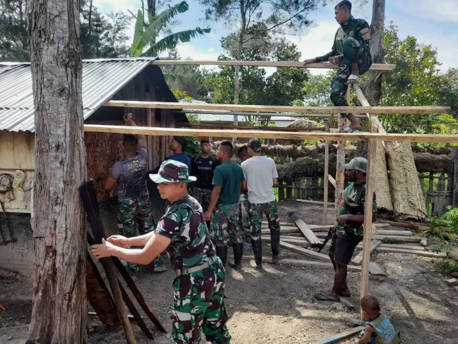 
					Rehab Rumah Warga Di Papua Oleh Satgas Pamtas Yonif Raider 142/KJ
