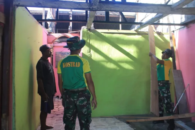 
					Rumah Tokoh Pemuda Negeri Lisabata di Renovasi, Satgas Yonarmed 1 Kostrad