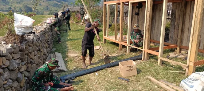 
					Satgas Yonif Mekanis 203/AK  Bantu Rehab Gereja Di Papua