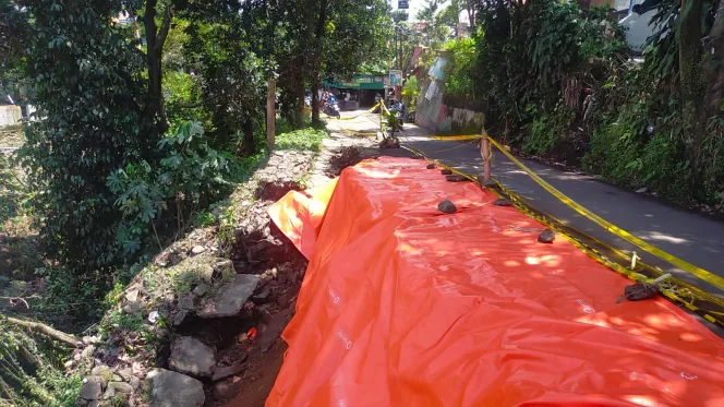 
					Jalur Sukaresmi-Cilebut Longsor, Arus Lalu Lintas Dialihkan