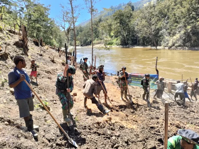 
					Buka Lahan Untuk Berkebun, Yonif Mekanis 203/AK Bersama Masyarakat