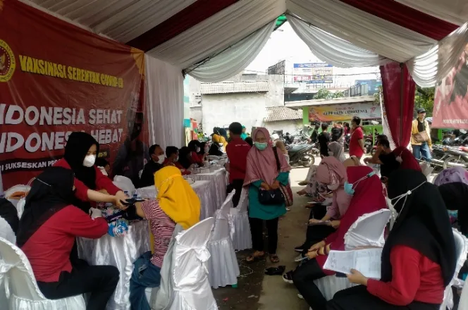 
					Warga Serbu Sentra Vaksinasi BIN di Pasar Cibinong 