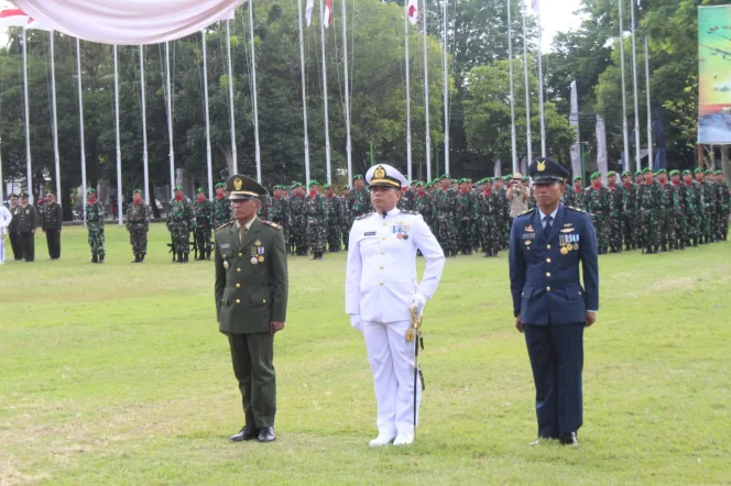 
					Peringati HUT TNI Ke 77, Anggota Kodim 0825 Laksanakan Upacara Di Taman Blambangan