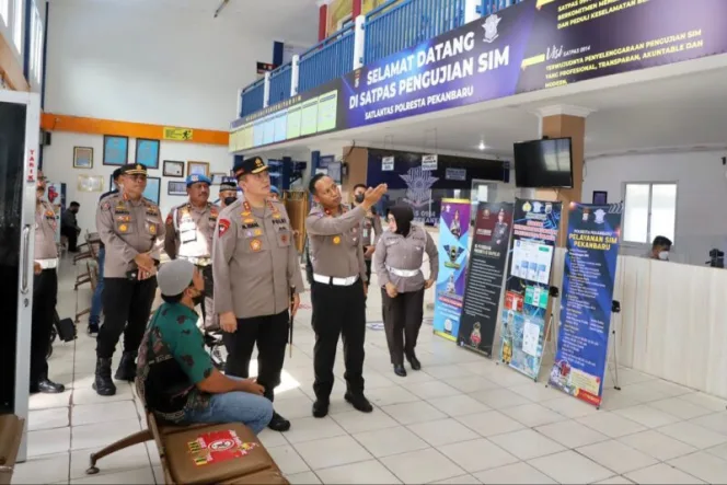 
					Sidak Satpas SIM Polresta Pekanbaru, Kapolda Riau Irjen Iqbal : Jangan Ada yang Menyulitkan Masyarakat