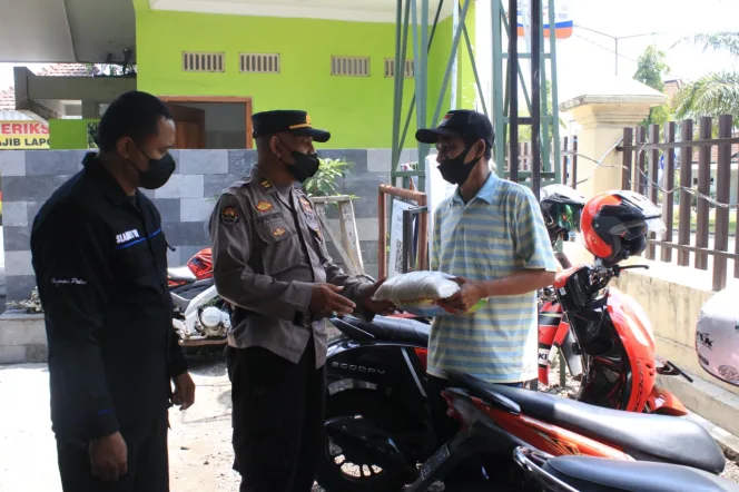 
					Menjelang HUT ke 71 Humas Polri, Kasi Humas Polres Nganjuk Lakukan Ini untuk Tukang Becak dan Sopir Angkot