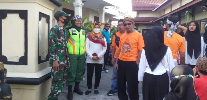 
					Kepedulian Serma Fitalis dalam Amankan Gerak Jalan Sehat Kelurahan Serengan