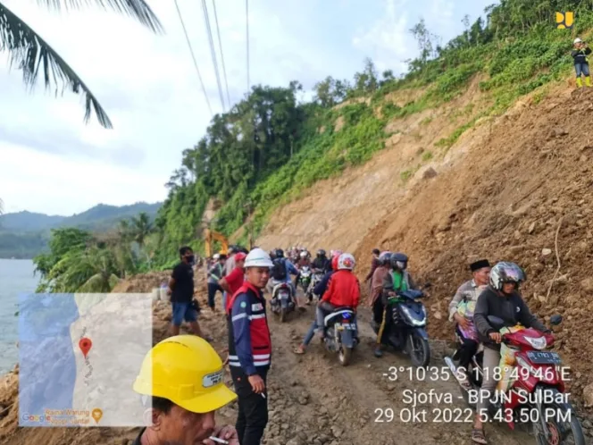 
					Jalan Trans Sulawesi Majene-Mamuju Pascabencana Longsor Dibuka