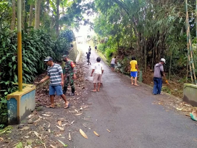 
					Peduli Kebersihan Lingkungan, Babinsa Koramil Gandusari Selalu Hadir Di Tengah Masyarakat