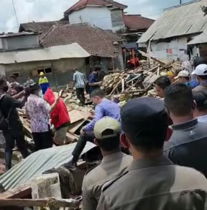 
					Kalibaru Banyuwangi, Diterjang Banjir Bandang, Puluhan Rumah Rusak