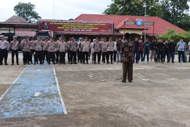 
					Personel Polres Mura Mengikuti Kegiatan Pembinaan Rohani dan Mental