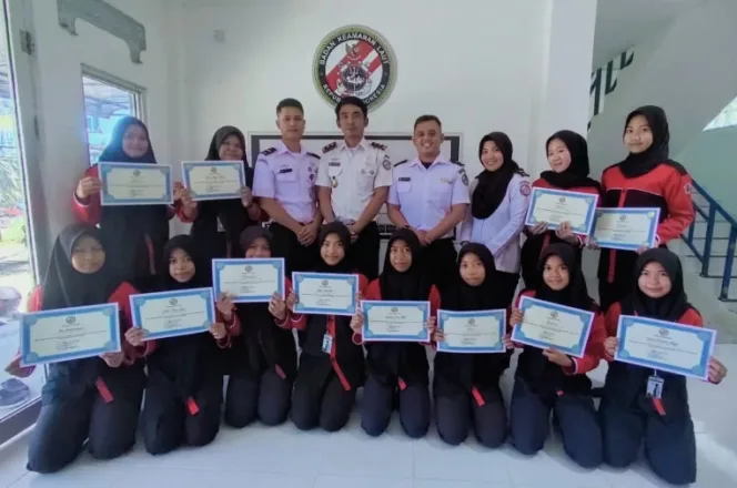 
					Bakamla Sambas Berikan Sertifikat Pada Taruni SMKN 1 Perikanan Pemangkat