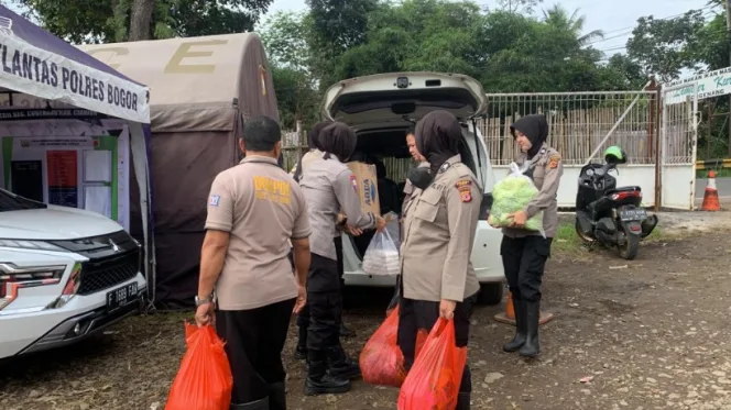
					Pasca Gempa ke 7 Hari, Polres Bogor Distribusikan Bahan Sembako