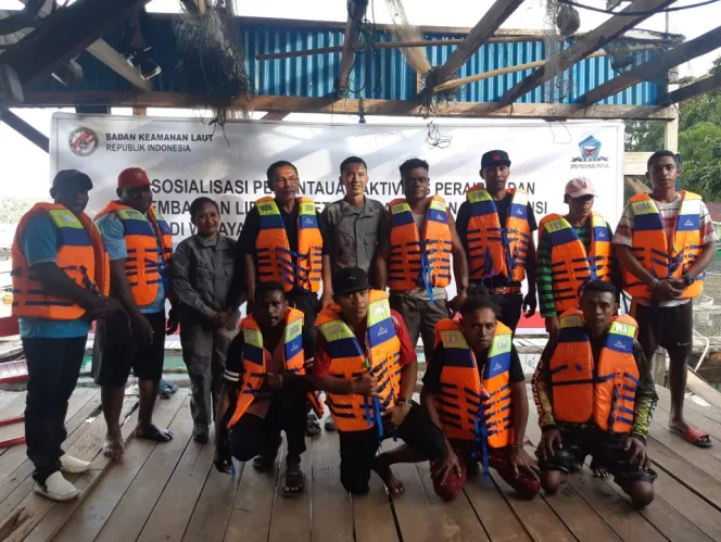 
					Stasiun Bakamla Jayapura Bagikan 30 Life Jacket Kepada Nelayan