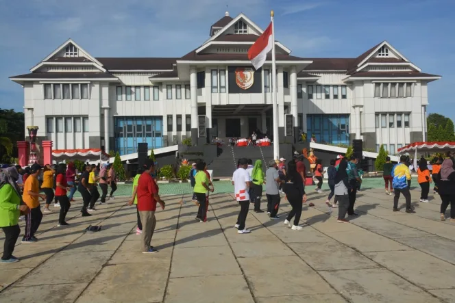 
					Meriahkan HUT Korpri Ke-51, Anggota Korem 174/ATW Ikuti Jalan Santai Dan Sepeda Santai