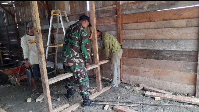 
					Kerja Nyata, Babinsa Koramil Mapurujaya Gotong Royong Membangun Rumah Warga 