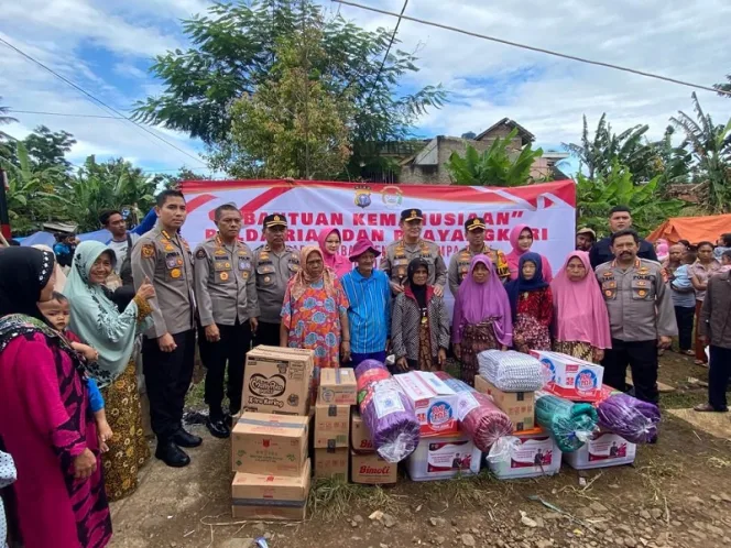 
					Kapolda Riau Irjen Iqbal Turun Langsung Serahkan Bantuan Korban Gempa Cianjur