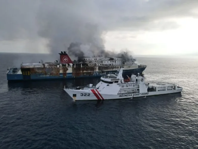 
					Kapal Terbakar di Selat Bali, Kapal Patroli Bakamla RI Evakuasi