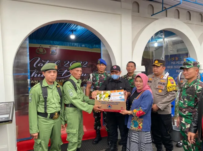 
					Forkopimda Kota Salatiga, Cek Pospam Lilin Candi, Bantu Alkes Dan Bagikan Bingkisan