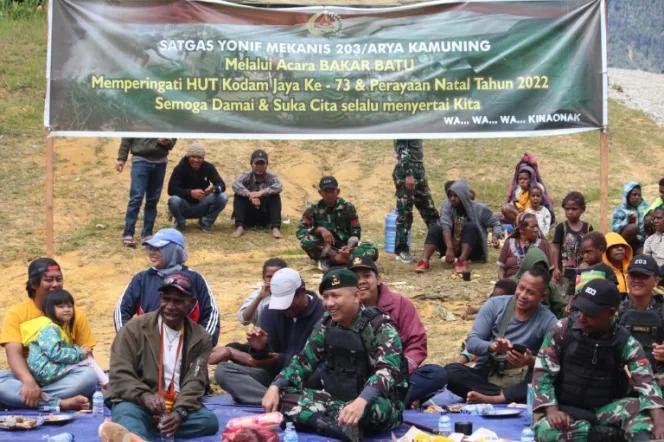 
					HUT Kodam Jaya ke-73, Satgas Yonif Mekanis 203/AK Adakan Acara Bakar Batu