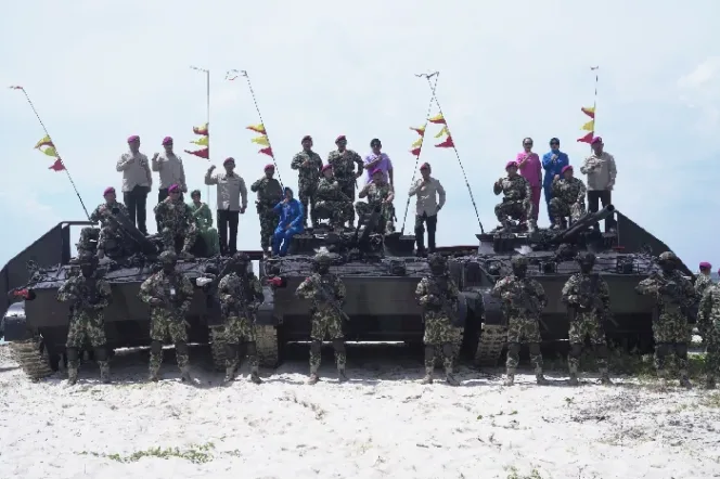 
					Panglima TNI Pimpin Upacara Penyematan Baret Marinir Kepada Ketua MPR RI dan DPR RI