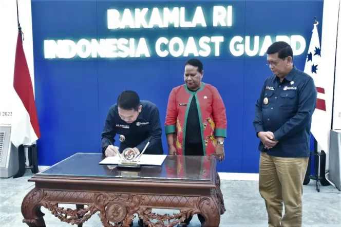 
					Bakamla RI Terima Sertifikat Tanah Hibah dari Kabupaten Supiori