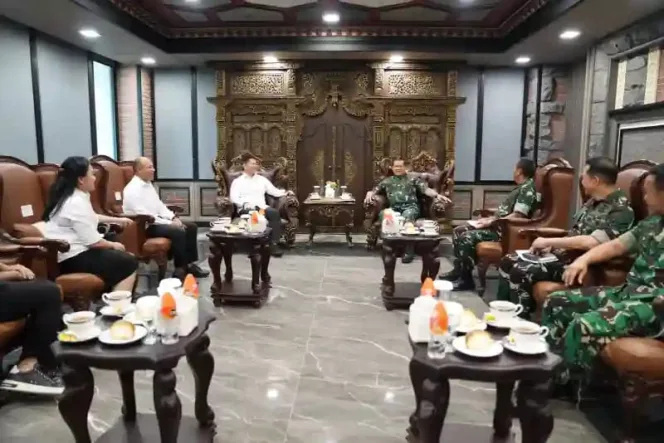 
					Panglima TNI Terima Audiensi Ketua KOI