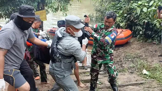 
					Personel Bakamla Sambas Temukan 1 Korban Kecelakaan Kapal di Bengkayang